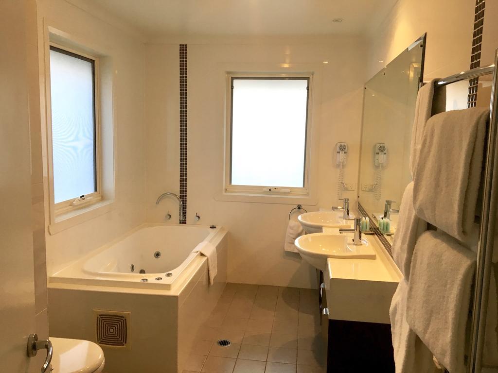 Encore Apartments บาเทิร์สต์ ภายนอก รูปภาพ